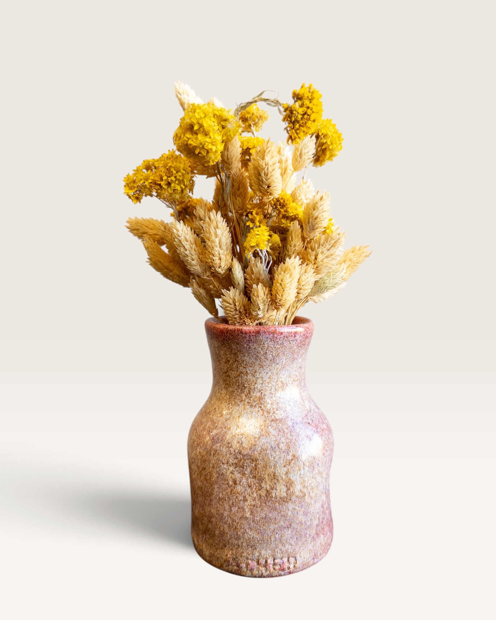 Petit Vase in Burnt Clay with Dry Flowers Petit Vase in Burnt Clay with Dry Flowers