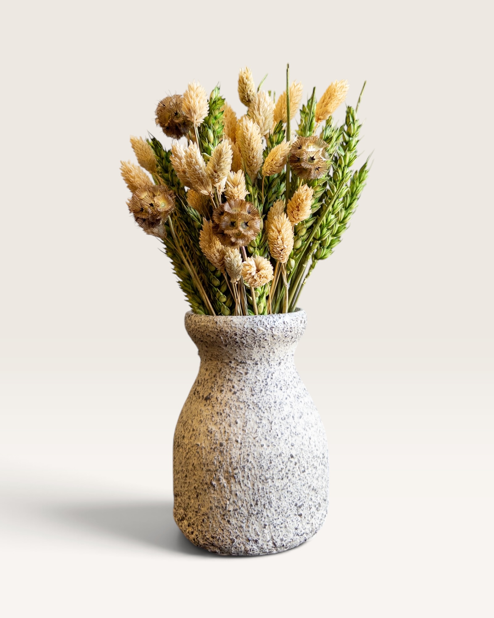 Petit Vase in Stone with Dry Flowers Petit Vase in Stone with Dry Flowers