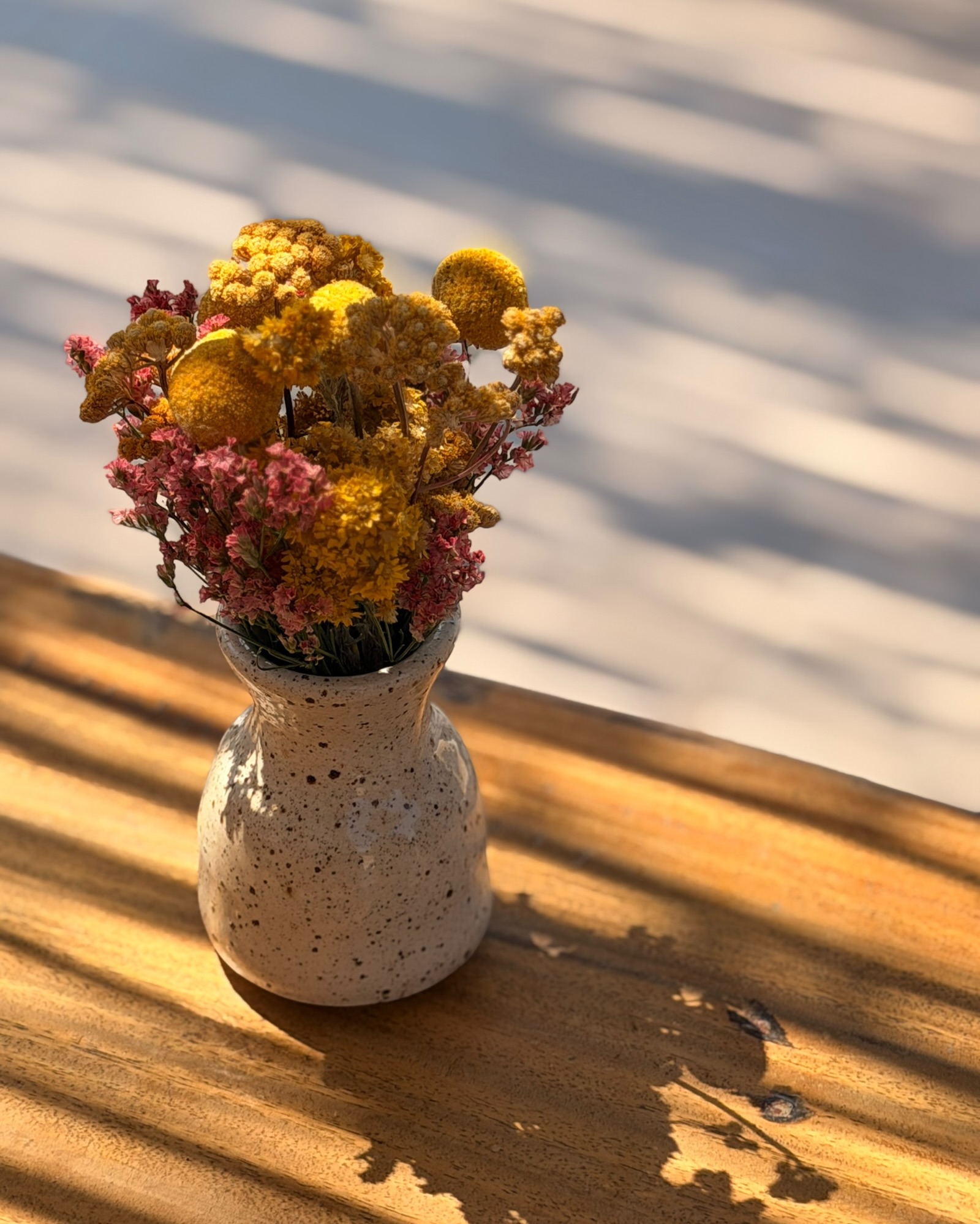 Petit Vase in Speckled White with Dry Flowers Petit Vase in Speckled White with Dry Flowers